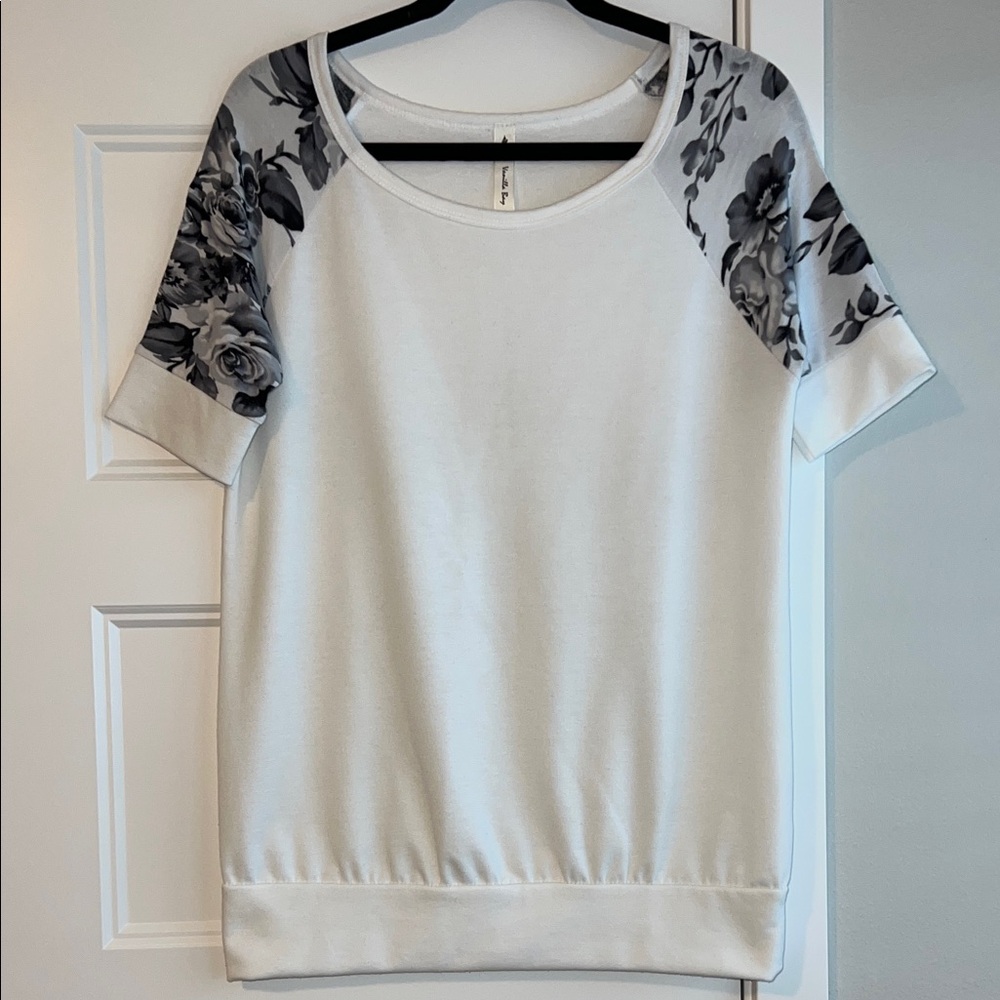 Vanilla Bay Floral Sleeve Short Sleeve Top - White and‎ Gray